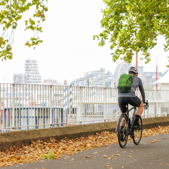 Cycling along the Thames in Wandsworth Park